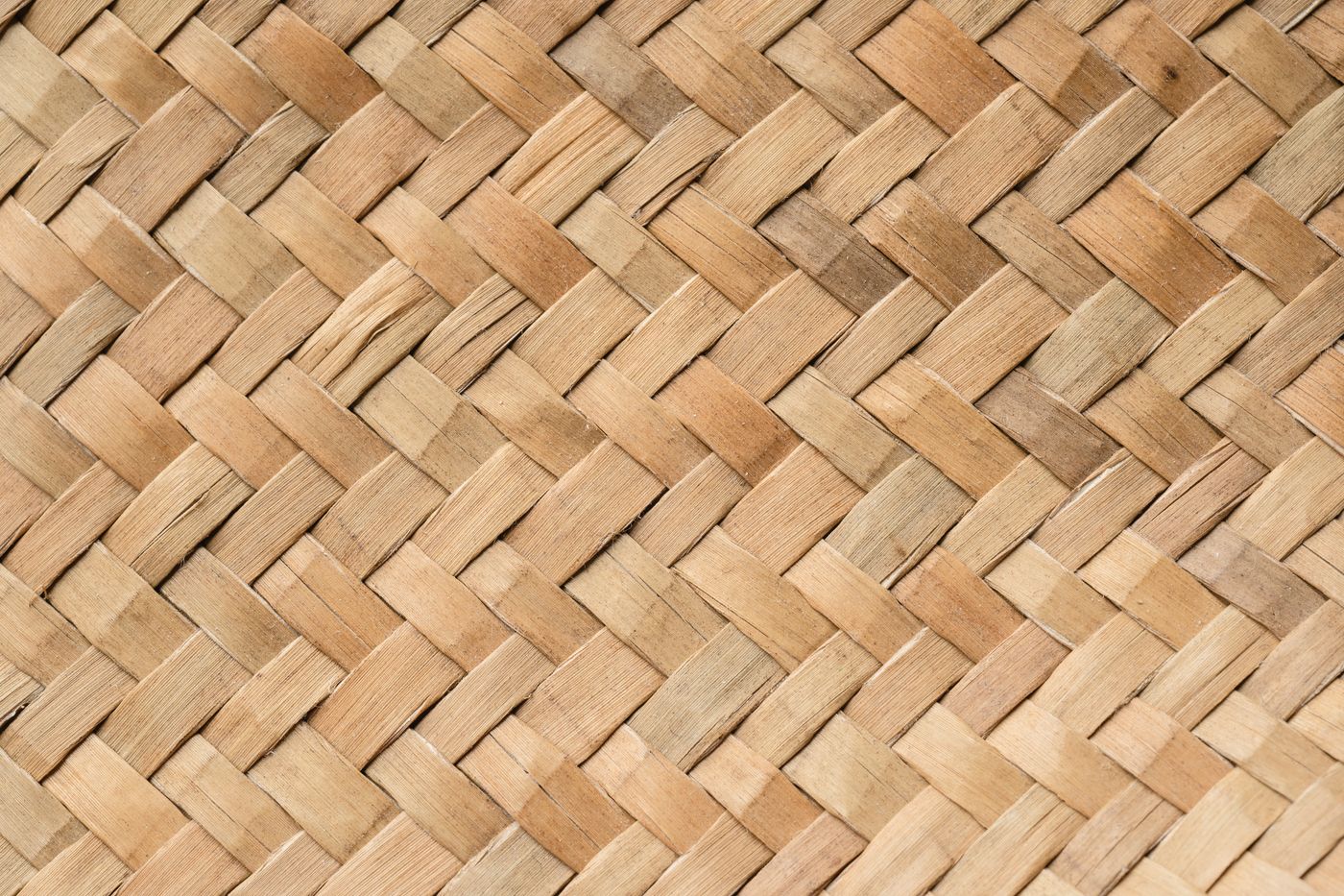 Superfície de fibra vegetal trançada — padrão de biomanta para contenção erosiva